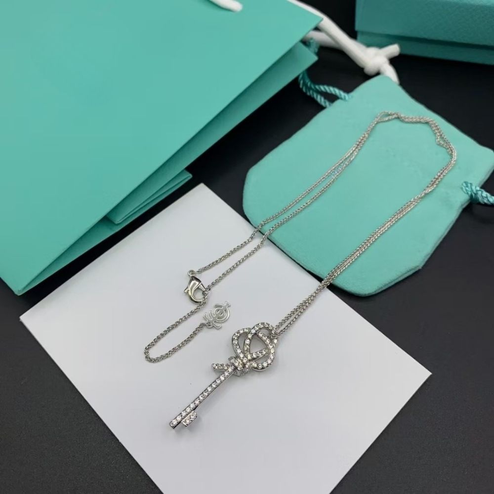 Luxury Knot Pendant Necklace – 18K Gold Plated Sterling Silver, Timeless Twist Design, Luxury Jewelry Gift for Women